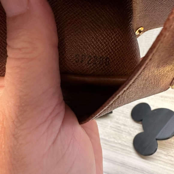 Authentic Louis Vuitton six ring key holder - Picture 8 of 8